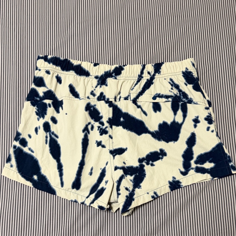 Mountain Hardware Women's Tie-Dye Shorts - Picture 4 of 4